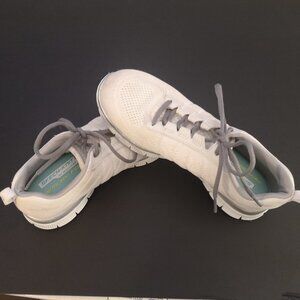 Skechers Skech-Knit Ladies Size 7 Off White lace Closure Flex Sole Sneakers